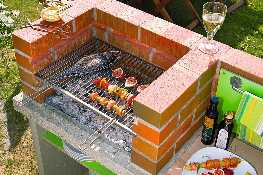 Det er nemmere at lave lækker mad i udekøkkenet, når grillristens afstand til kullene kan varieres.