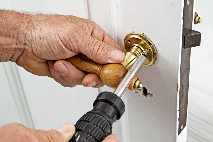 Moni ovenkahva löystyy vuosien mittaan. Se johtuu yleensä siitä, että peitekilven alla oleva puu kuluu, eivätkä ruuvit pysy kiinni missään.