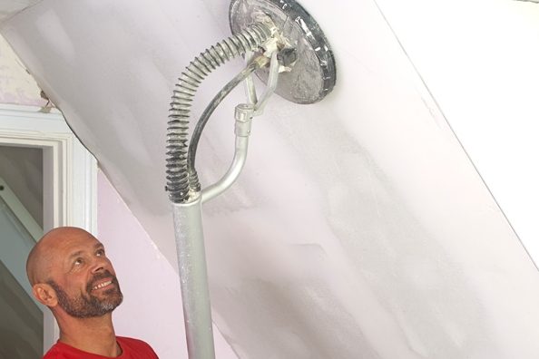 Slibearbejdet bliver noget nemmere med en girafsliber end med normal håndkraft.