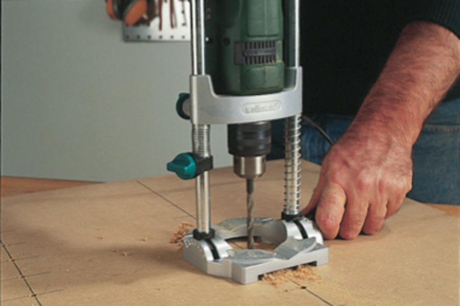 Borestander: Den største fordel ved boremobilen er, at den kan flyttes derhen, hvor du skal bore. Selv inde midt på store plader kan du bore meget præcist.