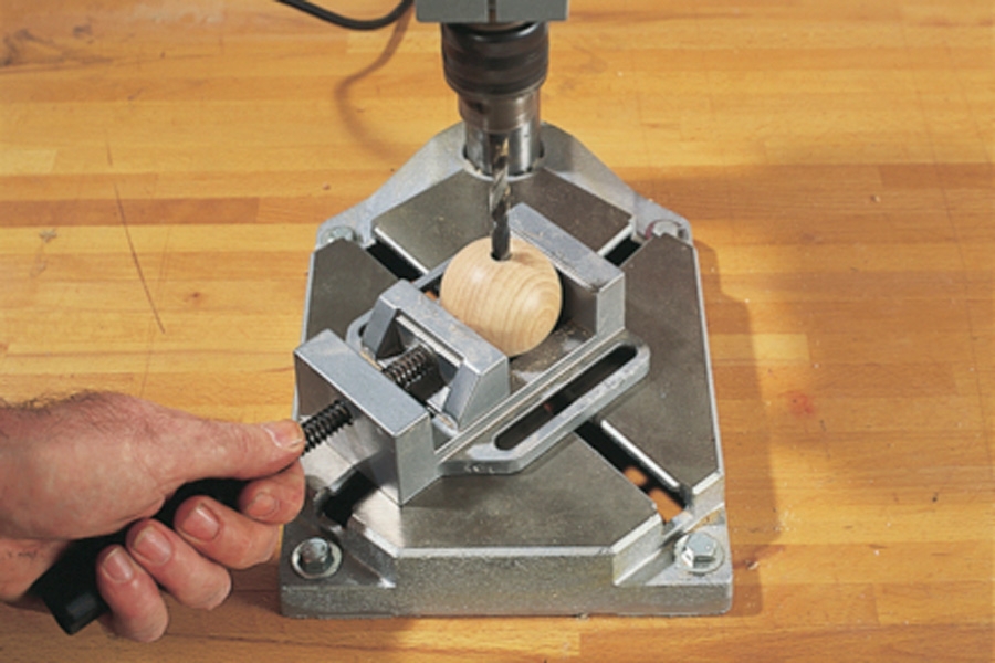 Borrstativ: Krävande material kan fixeras under borrstativet, så att resultatet blir helt exakt.