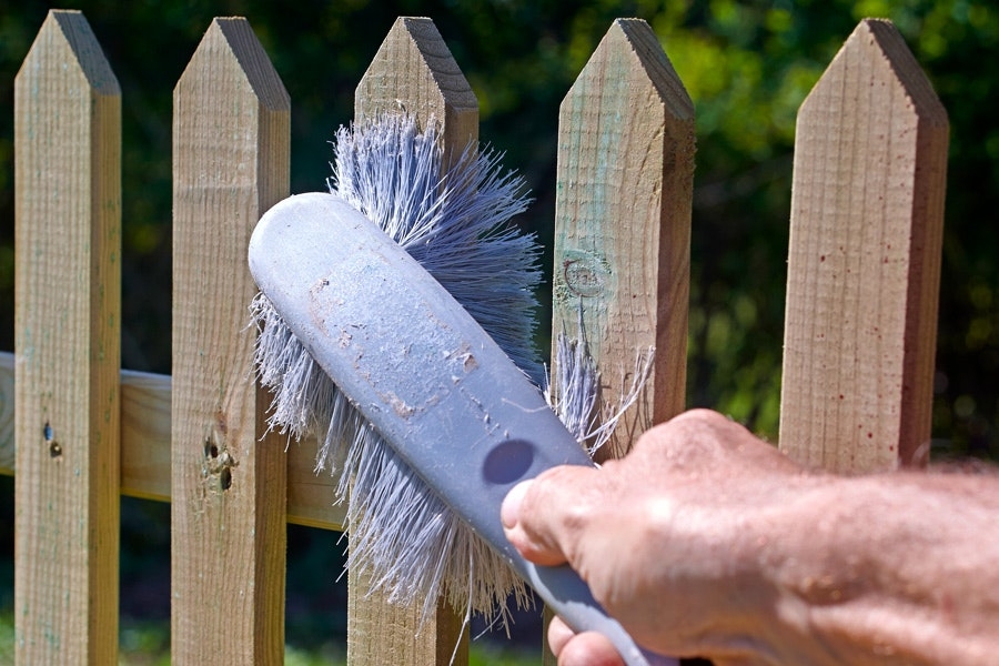 Färgspruta: Rengör träet grundligt först