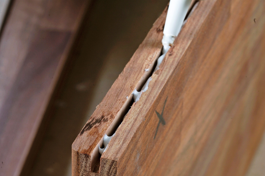 Lim en løs fer fast i noten: Snedkerlim lægges i begge noter.