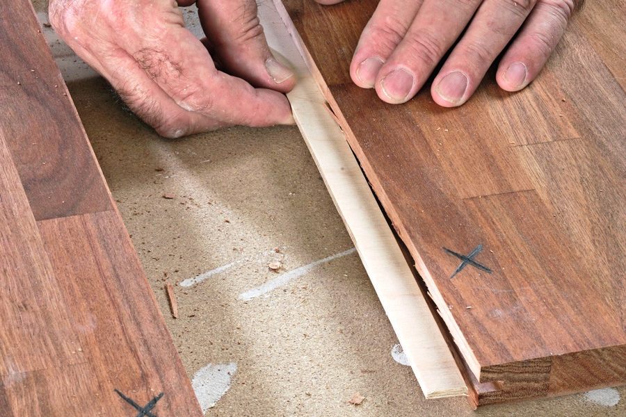 Lim en løs fer fast i noten: Inden feren limes i, laves en prøvesamling. Tjek, om kanterne på de to plader kan presses helt tæt sammen, og at de ligger fuldkommen i plan.