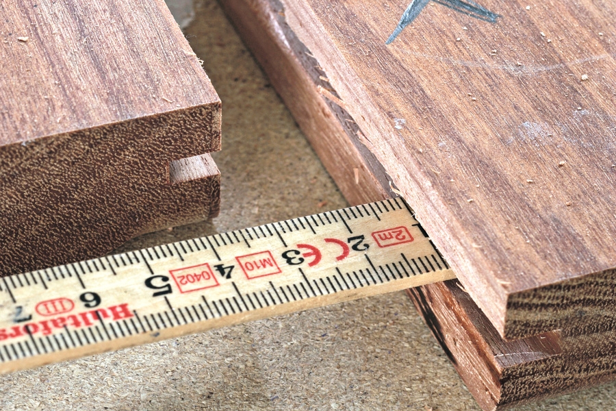 Mål op, og fræs en not: Kontrollér nu notens dybde. Samlingen skal være helt tæt, kant mod kant.