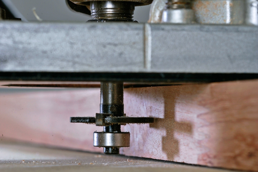 Mål op, og fræs en not: Lad fræsedybden forblive låst, så der kan fræses i præcis samme dybde på den anden plade.