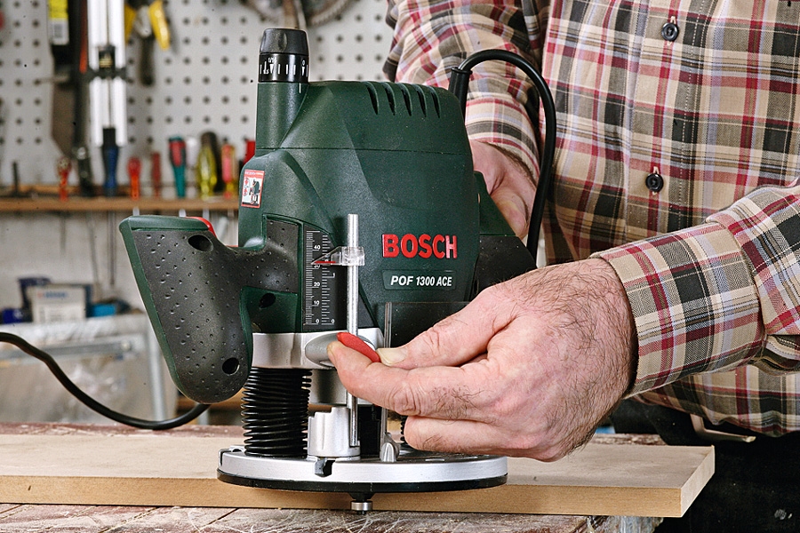 Mål op, og fræs en not: Med låsegrebet stadig aflåst indstilles dybdeanslaget, hvorefter det låses.