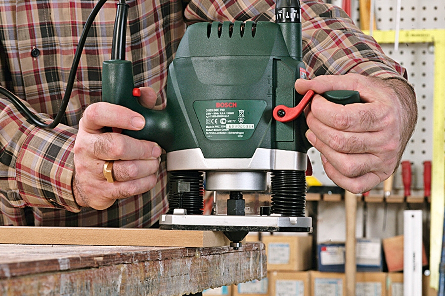 Mål op, og fræs en not: Sæt fræsesålen plant med den ene plade, så fræsejernet lige går fri af emnets kant.