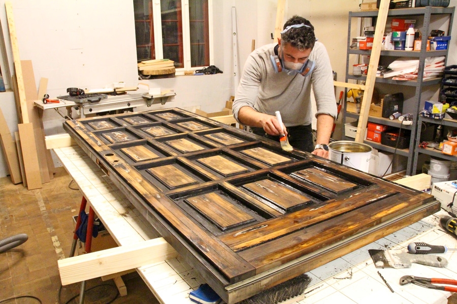 Døren males med grundmaling, inden den males med slutmalingen.