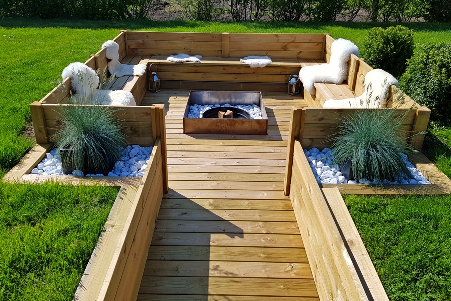 Nuotiopaikka on mukava leponurkkaus myös päivällä.