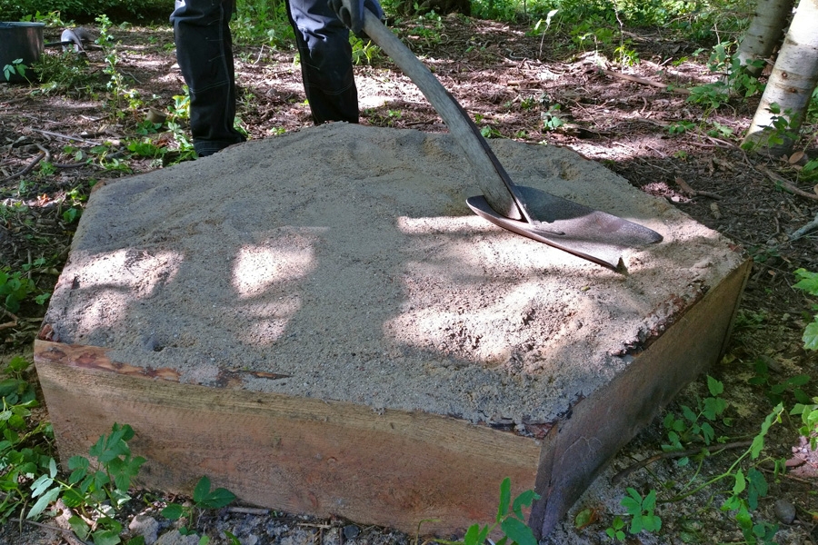 Täytä nuotiopaikka kokonaan hiekalla. Se suojaa puuta tehokkaasti nuotion kuumuudelta.