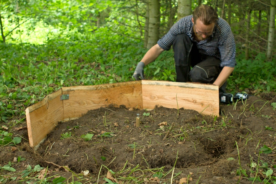 Rakenna nuotiopaikka sivu kerrallaan. Yhdistä sivut toisiinsa 4x25 millin ruuveilla ja kulmaraudoilla. Asenna kulmaraudat aluksi lautojen yläreunoihin ja yhdistä alareunat sen jälkeen.