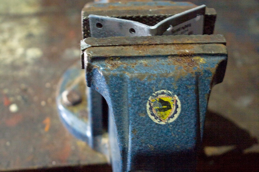 Väännä kulmaraudat suorakulmaisista 120-asteisiksi. Voit käyttää apuna penkkipuristinta tai vääntää kulmarautoja kaksilla pihdeillä.