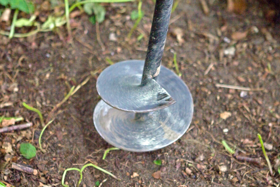 Kairaa tai kaiva kuopat nurkkatolpille. Tee reiät kepeillä tai kivillä merkittyjen nurkkien sisäpuolelle. Kaiva kuoppien väliin noin 3–5 senttiä syvät kourut, jotta voit upottaa nuotiopaikan maahan.