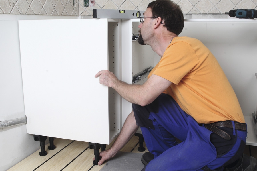 Sokkel til kjøkken: I stedet for å bygge en sokkel, kan du sette skapene på bein, som kan justeres i høyden