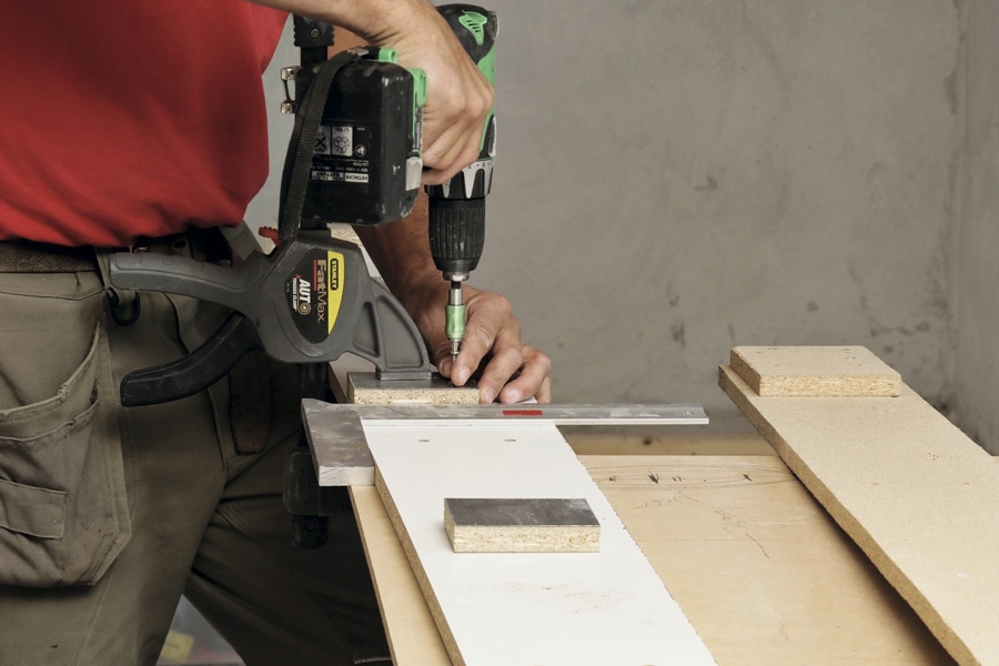 Sokkel til kjøkken: Bak på fronten av sokkelen og foran på bakstykket, limes og skrus klosser fast