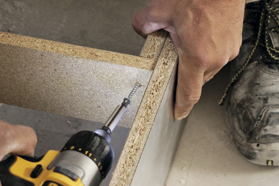 Sokkel til kjøkken: Tverrstykkene skrus fast