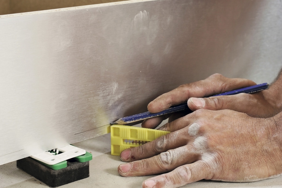 Sokkel til kjøkken: Når sokkelen er i vater i alle retninger, kan du markere det på sokkelen som skal skjæres vekk