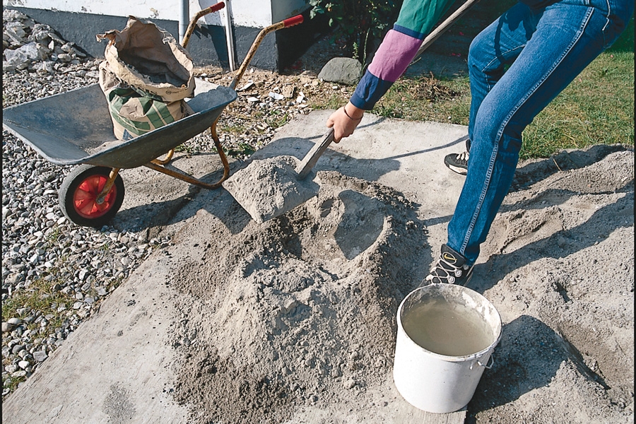 Betong kan blandes på bakken eller i en trillebår, der du har bedre kotroll på materialene. Det er lettest å blande grus, stein og sement før du tilsetter vann.
