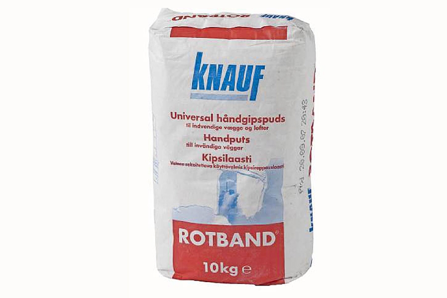 Gipspuss klumper seg lett. Derfor er det best å helle vann i spannet først, og blande inn gipspulveret litt etter litt. Da klumper det seg ikke like mye.