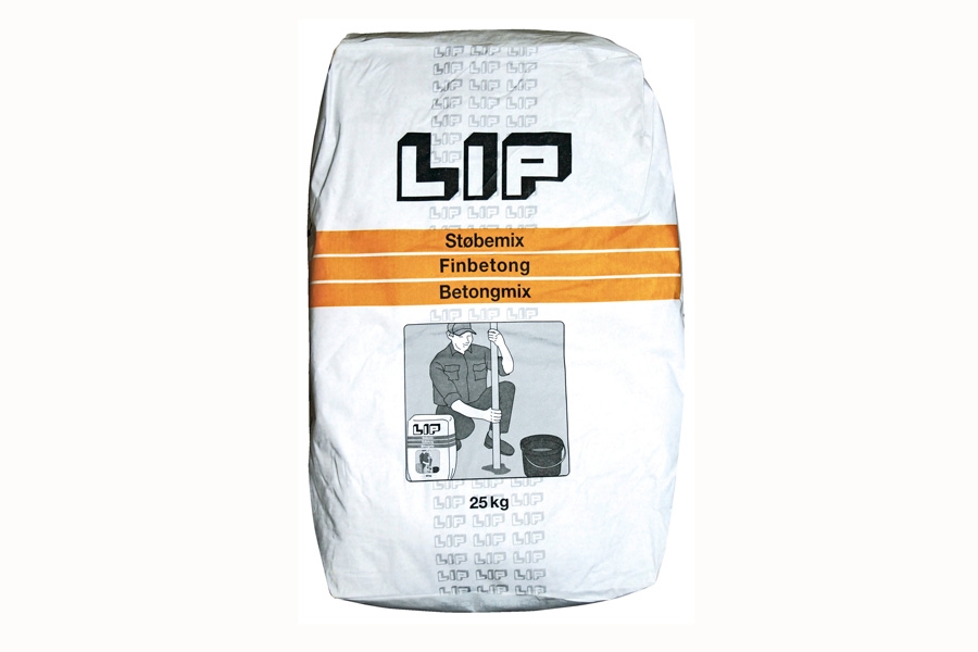 Skal du blande fiber i betongen, er det enklest å blande dem i tørr betong, og så tilsette vann. Ferdige betongblandinger er lettest å blande. Først vann, så pulver.