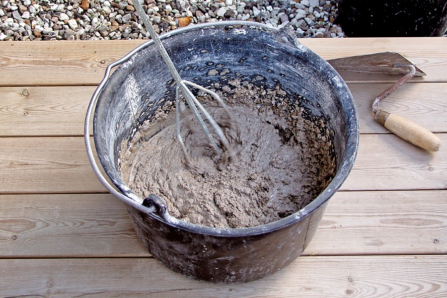 Kalkholdige mørtler (f.eks. med jurakalk) skal ofte blandes lenger enn andre materialer. Det skyldes at kalkmørtelen etter hvert skal bli like hard som kalkstein. Erfaringer viser at den gjør det best ved en bestemt blandetid.