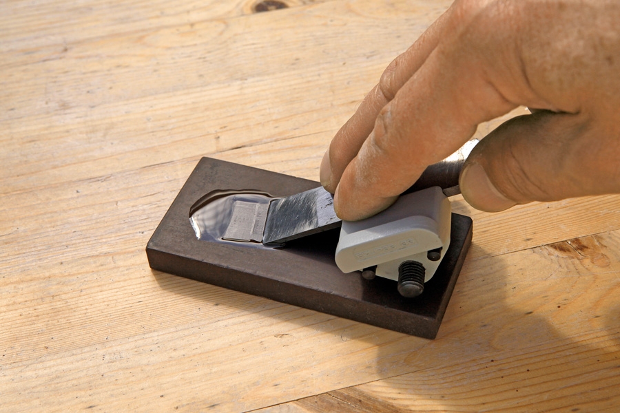 Sliping av stemjern: Et stemjern skal slipes med jevne mellomrom. Det gjøres med et bryne med en grov og en finere side. Først slipes grovt og deretter fint.