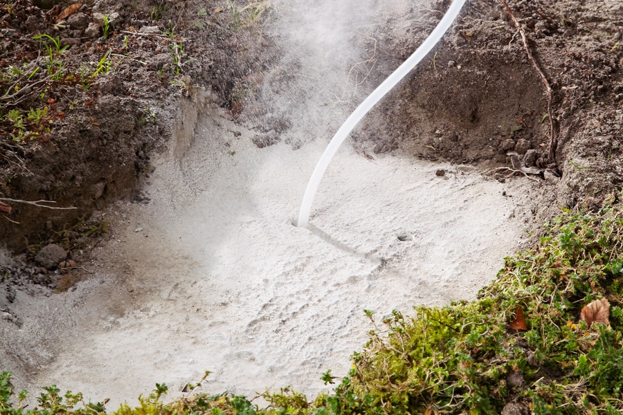 Rengör hålet från smuts. Du kan köpa en borste och en handpump för ändamålet eller använda tryckluft. Limmet fäster inte på damm.