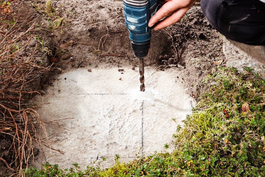 Borra hål för gängstängerna. Hålens diameter ska passa till gängstången.