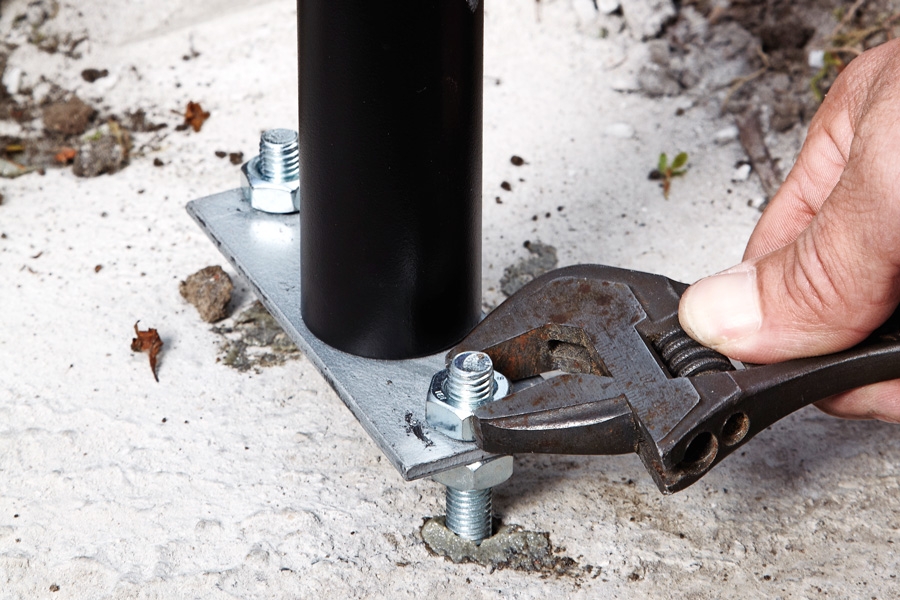 Brevlådan spänns fast vid gängstängerna som limmas fast i hålen.