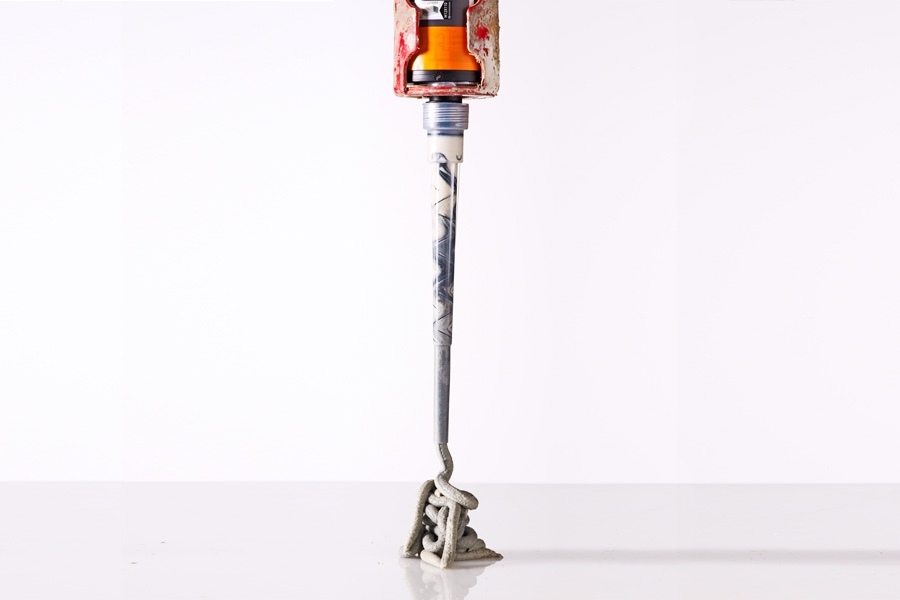 Når de to komponentene presses ut, blandes de i den spesielle spiralen inne i fugespissen. De første 10-20 cm av limet som kommer ut er ikke nødvendigvis blandet optimalt, så det bør du kaste.