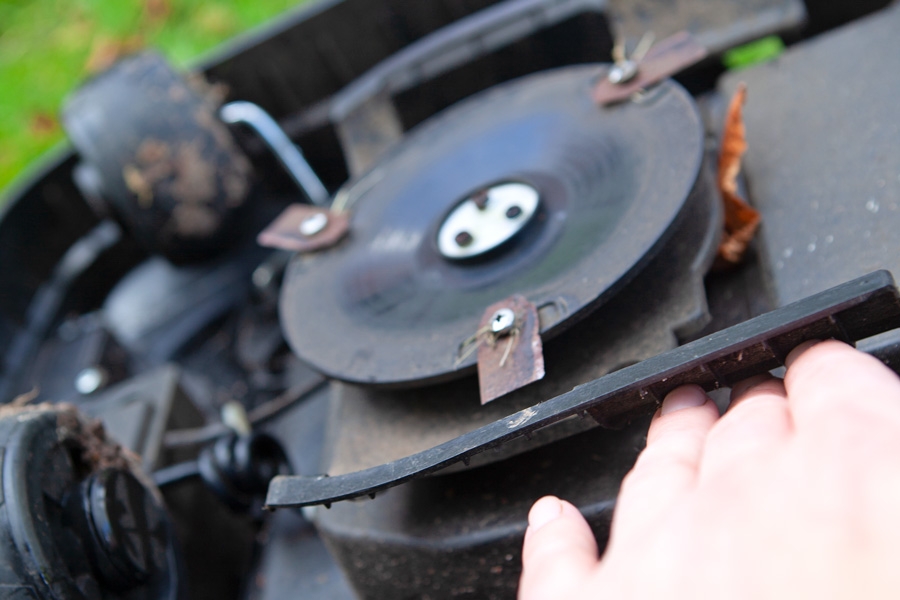 Motoren skal stoppe, hvis maskinen løftes.