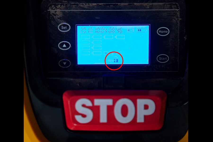 Maskinen låser, hvis den løftes, og beder om en pinkode for at kunne starte igen.