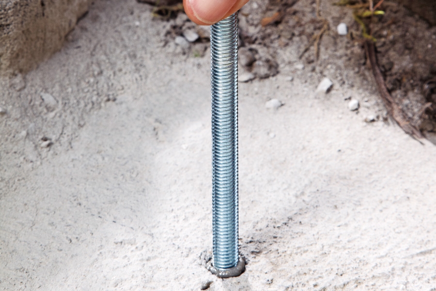 Skruva ner gängstången i limmet. Den ska inte tryckas utan skruvas i. Då fördelar sig limmet bättre och den sitter fast hårdare.