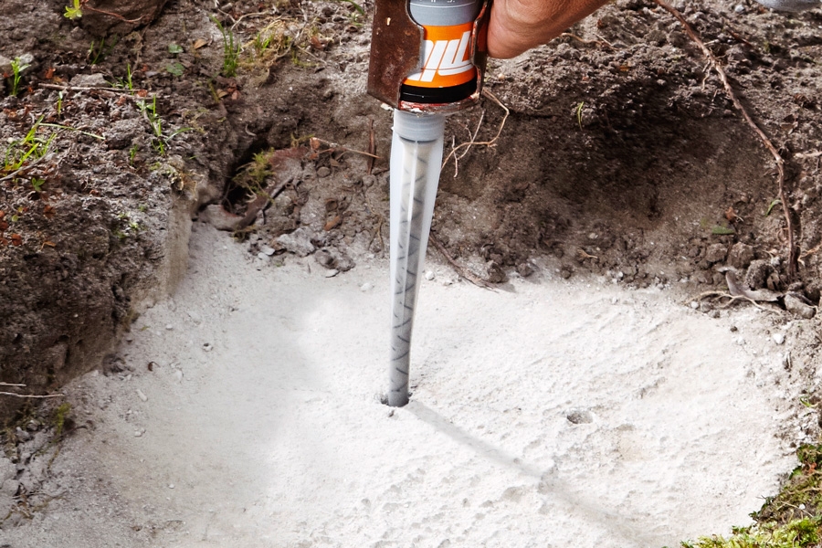 Fyll hålet med lim. Se till så att hålet fylls från botten och nästan ända upp.