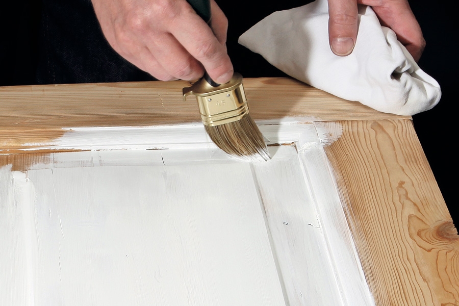 Fyllingsdør: Sørg for å tørke av fortløpende med en bomullsklut, hvis det kommer maling utenfor kantprofilene.