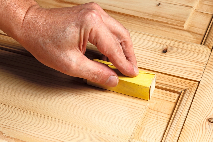 Hio reunat ja koristelistat käsin. Käytä rimanpätkää hiomapaperin tukena reunojen hiomisessa, ja hio koristelistat pelkällä paperilla. Imuroi pöly ja pyyhi pinta kuivaksi väännetyllä rätillä.