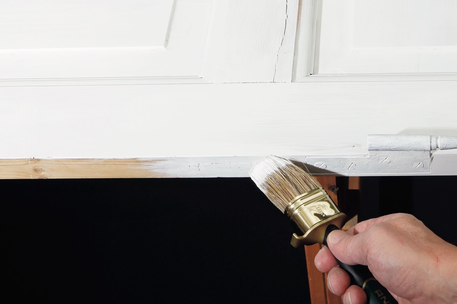 Maalaa lopuksi oven syrjät. Käytä soikeaa 45 millin pensseliä, jotta maalaaminen sujuu nopeasti.