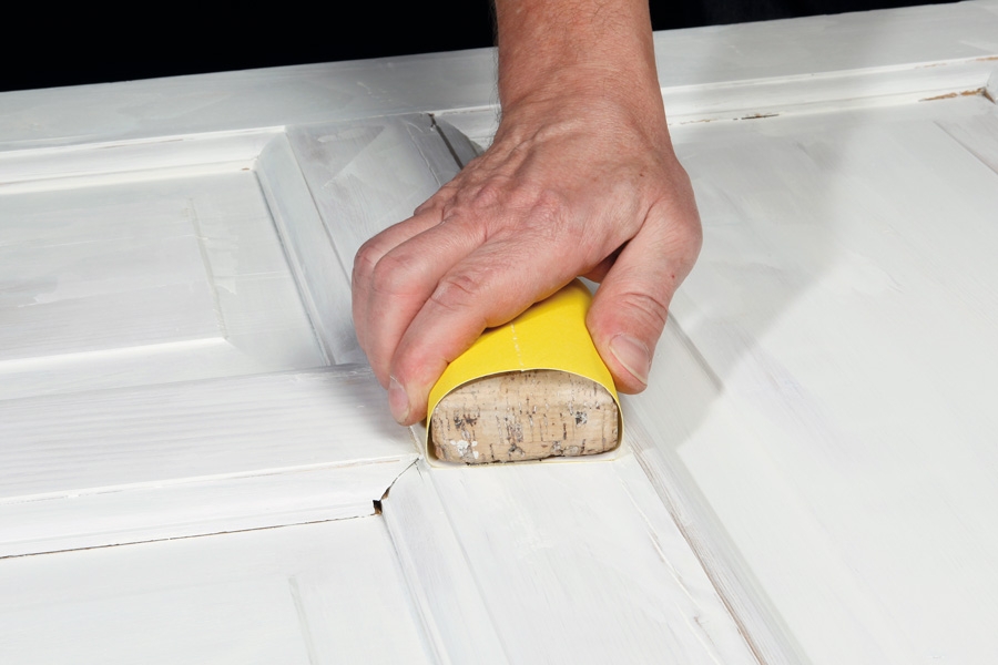 Hio kaikki tasoitetut kohdat käsin kun akryylimassa on kovettunut. Hio myös pohjamaali kevyesti paikoista, jotka tuntuvat epätasaisilta.