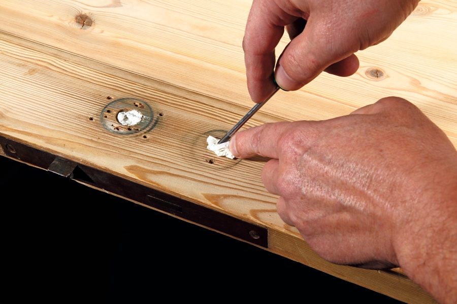 Irrota kahvat ja peitekilvet. Työnnä reikiin paperia, jotta lukkoon ei mene pölyä ja maalia.