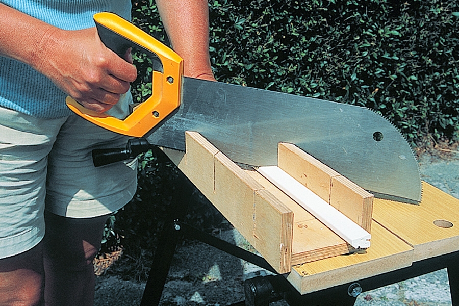 Lasilistojen asennustapa riippuu jossain määrin ikkunan tyylistä. Joskus lasilistojen ylänurkat sahataan poikki suorassa kulmassa, toisinaan ne sahataan jiiriin. Katkaisemiseen voi käyttää sirkkeliä tai jiirilaatikkoa ja tiheähampaista sahaa.