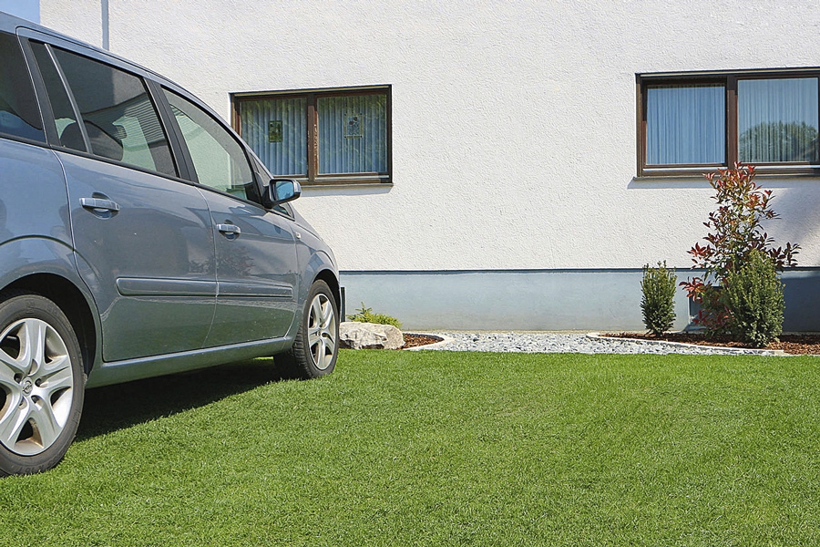 Med gressarmering i betong eller plast, kan du gjøre en gressplen så sterk at du kan parkere bilen din på den uten at den tar skade. Du kan også bruke gressarmering de stedene hvor det er veldig slitt, for eksempel på hagestier, foran uteboden eller ved huskestativet.