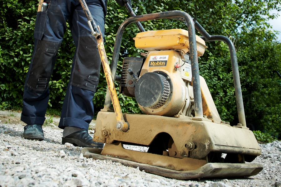 Når du komprimerer bunden til en indkørsel, er det vigtigt at bruge en tung pladevibrator på mindst 200 kg