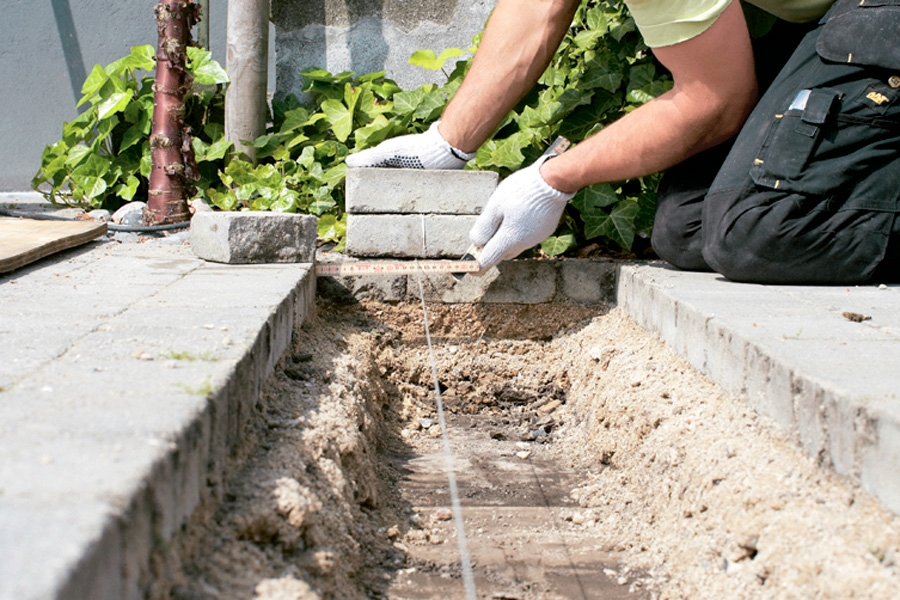 Sæt en snor op midt i udgravningen, så du har noget at styre efter, når renden skal lægges.
