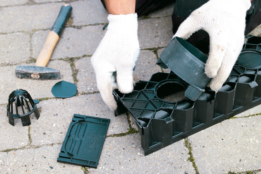 Saml renden i den rette længde, og tryk endestykkerne på plads. Bunden er flere steder forberedt til et afløb, så du bare skal slå en rund skive ud med en hammer og trykke det medfølgende tudstykke fast.