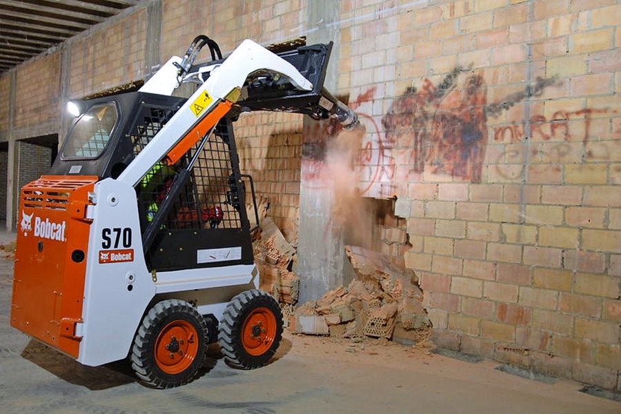 Bobcat: Bryta upp golv och riva väggar