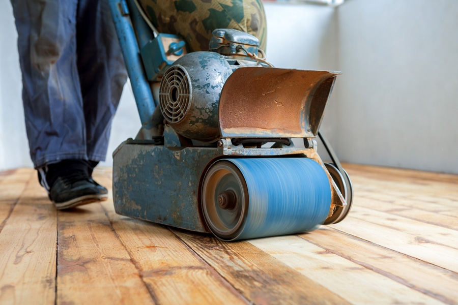 Gulvlakering: Er gulvet gammelt og grimt, og man ikke ønsker at skifte det, kan det høvles/slibes helt ned. Det gøres ad flere omgange med stadigt finere slibepapir og efterlader gulvet helt plant og glat.