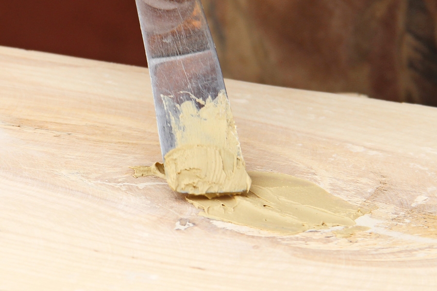 Gulvlakering: Når gulvet er slebet ned, skal evt. huller spartles og slibes. Hvis fugerne mellem brædderne er meget grimme og fyldt med snavs og gammel lak, skal de skrabes rene. Støvsug omhyggeligt.