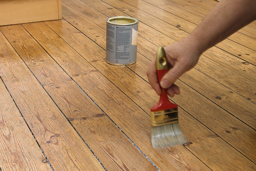 Et nylakeret gulv er smukt og holder i mange år. Og så er det væsentligt billigere end et nyt gulv.