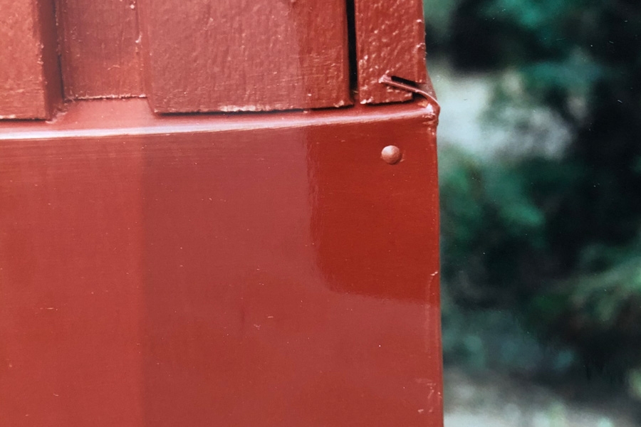 Asenna pellit uraan. Jos asennat pellit myös nurkan toiselle puolelle, urat kannattaa sahata hieman limittäin, jotta liitoksesta tulee siisti. Jos et löydä oikean värisiä peltejä, voit maalata ne itse metallimaalilla.